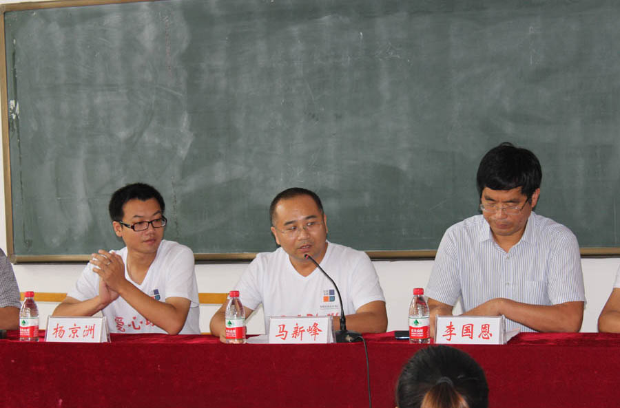 鄭州經(jīng)緯企業(yè)集團(tuán)馬新峰總經(jīng)理 帶領(lǐng)集團(tuán)工會捐助10名大學(xué)生2013-8-31.jpg